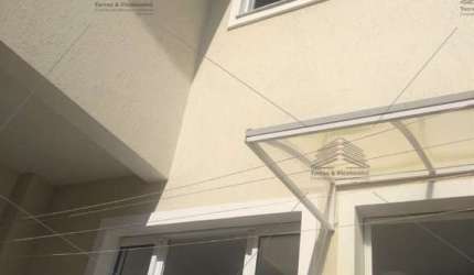Sobrado na Vila Mazzei de 98m² com 3 suítes (um com sacada), sala 2 ambientes, cozinha planejada, 4 banheiros, churrasqueira e 2 vagas de garagem.