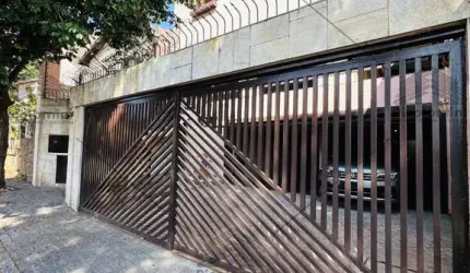 Sobrado à venda no Morumbi de 340m² área construída, 4 dormitórios, cozinha planejada, salas com diversos ambientes, 5 banheiros e 6 vagas de garagem.