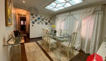Sobrado a venda de 250 m² no Tatuapé, 3 dormitórios, 3 suítes, 5 banheiros, lavanderia, área de serviço, cozinha, piscina, churrasqueira, 2 vagas