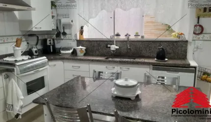 Casa a venda em Santo André, 4 dormitórios, 1 suíte, 2 vagas de garagem.