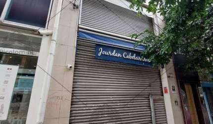 Salão comercial para locação na Santa Cecília com mezanino, com equipamentos para um salão de cabelereiro, cozinha, banheiros, recepção e vestiário