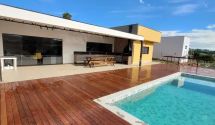 Linda casa de alto padrão, novinha e TODA MOBILIADA, com linda vista panorâmica e acesso a represa! Casa térrea com 4 dormitórios (todos suítes)