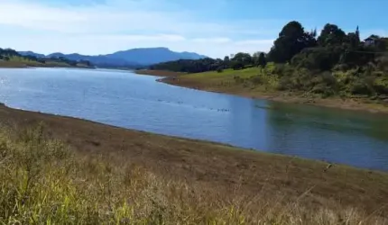 LOTEAMENTO PRIVADO A BEIRA DA REPRESA COM VISTA ESPETACULAR