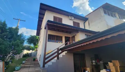 Imperdível oportunidade! Sobrado de esquina com acabamento impecável e cheio de charme!