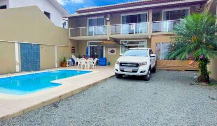 CASA ALTO PADRÃO COM 240M², 3 DORMITÓRIOS SENDO 1 SUÍTE EM BALNEÁRIO PIÇARRAS-SC