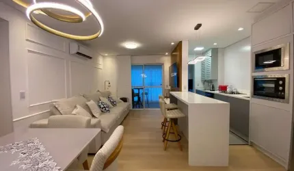 APARTAMENTO MOBILIADO COM 3 DORMITÓRIOS SENDO 1 SUÍTE EM BALNEÁRIO PIÇARRAS-SC