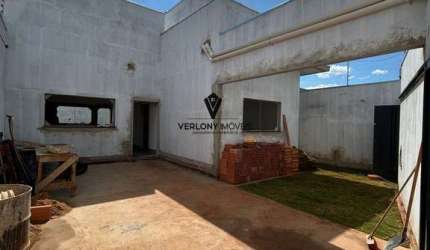 Casa 3/4 com suíte, sala com pé direito duplo e um amplo quintal nos fundos.