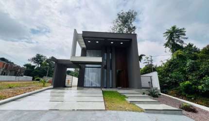 Casa alto padrão com piscina e cascata + área goumert no Alphaville Manaus 4, são 4 suítes. Financia!