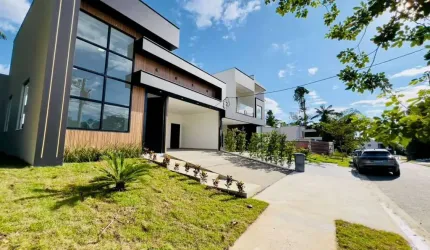 Casa alto padrão com SPA + área para seu espaço goumert no Alphaville Manaus 4, são 3 suítes sendo 1 com hidro. Financia!