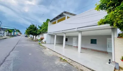 Oportunidade Única! Casa Comercial com 12 Salas no Parque 10 – Aceita Propostas!
