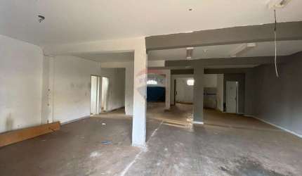 Prédio com Loja e 2 Apartamentos na QR 108 em  Samambaia Sul - Próximo ao metrô
