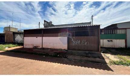 Casa com 2 quartos, na Quadra 116 do Recanto das Emas- ao lado do terminal de ônibus