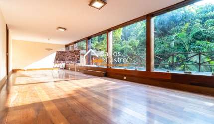 Casa com 3 pavimentos, 4 quartos, 1 suíte, quadra de tênis, piscina, sauna, banheira. Condomínio com ar bucólico, vista para mata atlântica e com segurança 24 hs.