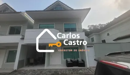 Linda Casa Aconchegante, 178 M²  3 andares, Piscina, 4 Quartos sendo 2 Suítes.  Cond. fechado.