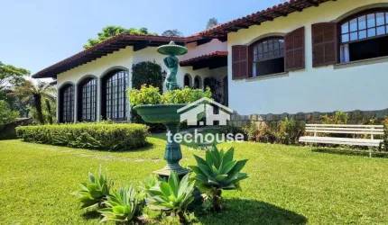 Charme e elegância no Comary, em uma casa em condomínio que possui o estilo arquitetônico clássico.