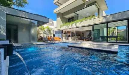 Impecável mansão de 6 quartos na Riviera em Bertioga-SP: 6 suítes, 3 salas, 8 banheiros, 6 vagas e 610m².