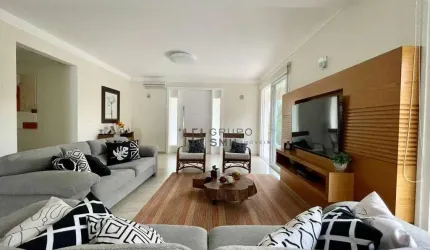 Mansão em condomínio fechado.