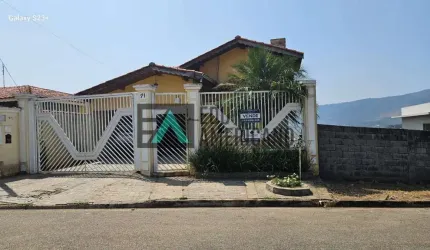 Ótima casa terrea no Jardim do Lago, Atibaia com vista privilegiada, 3 dormitórios rua tranquila