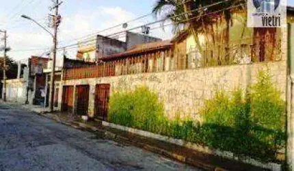 A casa tem 3 dorms com armarios embutidos, sendo 1 suíte com hidro, + 3 wc, sala para 2 ambientes, cozinha ampla com armarios, c