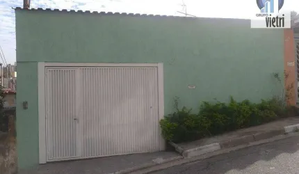 Casa térrea com 210m² de área construída, sendo 2 dormitórios com 1 suíte. Edícula, 2 vagas de garagem, soton com sacada e espaç