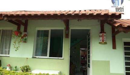 Sobrado em condomínio fechado com 2 dormitórios, 1 closet, sala dois ambientes, cozinha, quintal, local seguro aceita financ