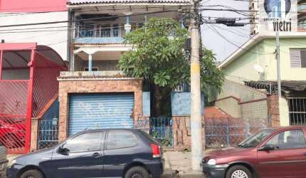 Um imóvel que precisa do seu toque, uma pequena modernização e com certeza você terá um sobrado incrível. Rodeado de comercio, em uma rua calma o imóv