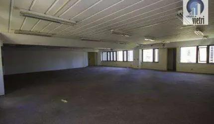 Conjunto comercial com 272m² copa, ar condicionado, 2 banheiros e 4 vagas - Imóvel necessita de reforma.
