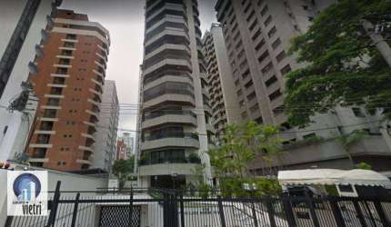 Apartamento com 210m², com um amplo living para 3 ambientes com lareira e varanda. 3 ótimas e aconchegantes suítes + quarto de Tv/ escritório e 3 vaga