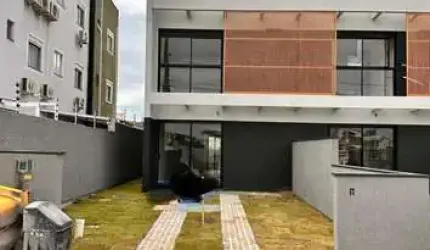 Casa com 3 suites.