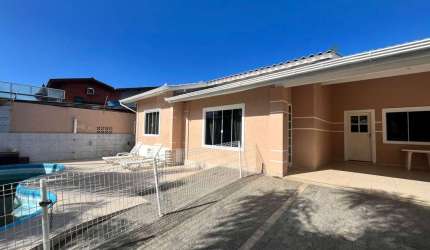 Casa térrea com 3 dormitórios.