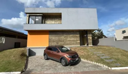 Casa de Alto Padrão em Condomínio Fechado