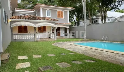 ÓTIMA CASA Á VENDA CONTENDO 5 DORMITORIOS SENDO 3 SUITES