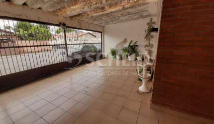 Casa térrea com 03 domitórios e 02 vagas