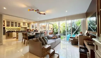 Casa moderna em condomínio com 4 suítes e jardim