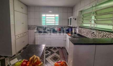 Sobrado com 250m2 com 4 Quartos e 4 Vagas