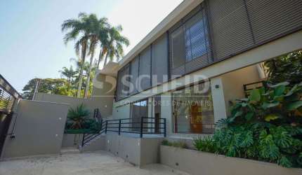 Casa reformada com 5 suítes e 4 vagas no Jardim Guedala