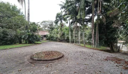 Casa na Chácara Flora com 942m² de área construída.