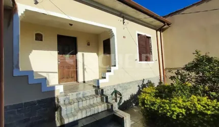 Casa ampla com 300m² de terreno e construção 128m², 3 dormitórios e edícula.