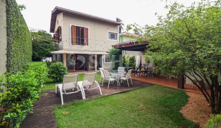 Casa reformada com jardim e 2 suítes no Brooklin