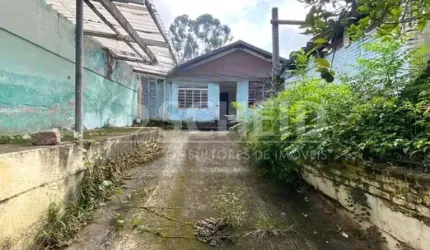 Casa antiga 3 dormitórios - 2 vagas  - Próximo a Cupecê