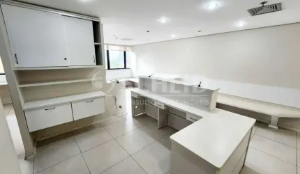 Conjunto comercial pronto para uso com 120m² úteis, 4 consultórios e 5 banheiros, na Adolfo Pinheiro