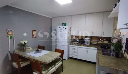 Casa a venda com três quartos, quatro vagas próximo a rua Sócrates.