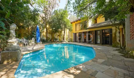 Casa com 4 Quartos e 6 banheiros à Venda