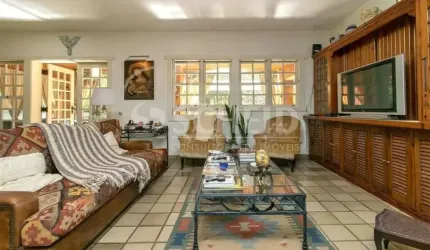 Casa de 696m² com 4 suítes na Granja Julieta