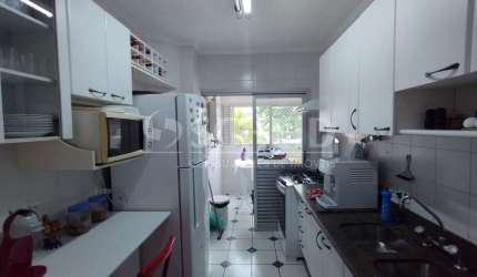 Apartamento a venda no Jardim Marajoara em rua tranquila e arborizada.