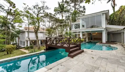 Casa de altíssimo padrão com 5 suítes dentro da Chácara Flora!