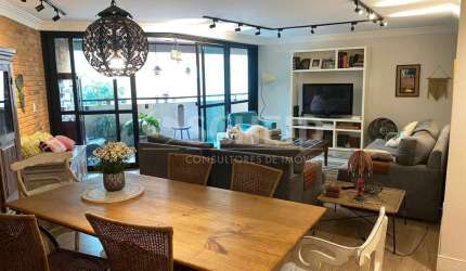 Apartamento Moema com 286m², 4 quartos, 1 suíte, closet, sala, terraço, cozinha, despensa, 2 vagas.