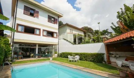 Casa em condomínio fechado, com 4 dormitórios (2 suítes), piscina e 6 vagas no Morumbi.