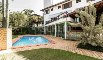 Casa à Venda no Morumbi, 572m², 6 suítes, 6 banheiros, Piscina, Churrasqueira, 6 vagas, living amplo