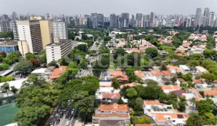 Casa à venda na Av. Ibirapuera, 488m² terreno. 4quartos(2 suítes). 7 vagas
